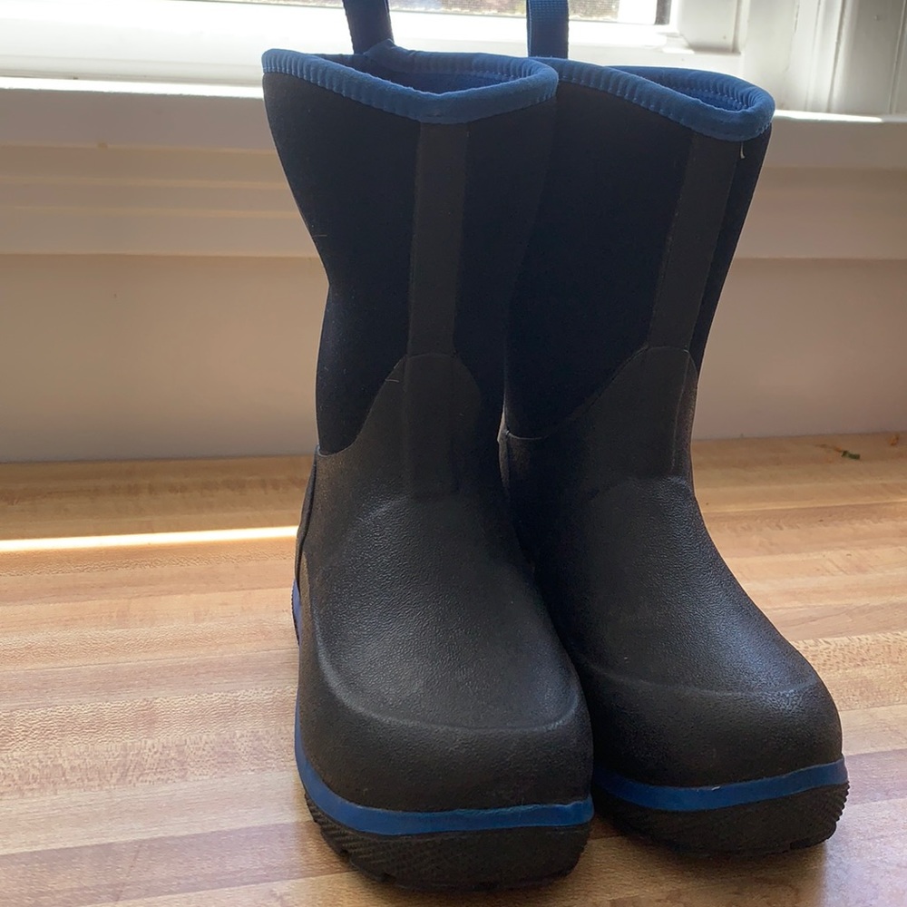 Boys muck boots